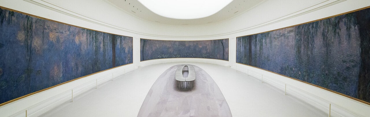 8つの作品は複数のパネルから成り、高さは全て1.97m。全長およそ100m、総面積は200㎡に及ぶ。配置は建物の方位と呼応して、東側には日の出、西側には夕暮れの色彩となっている。