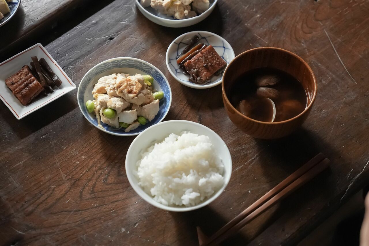 トキが銀二郎（寛一郎）を追って、錦織（吉沢亮）たちと共に暮らす東京の下宿を訪ねた翌朝の朝餉。前の晩に錦織が差し入れで買ってきた鰻ときゃらぶきの佃煮の残りに加え、トキが行商から買った豆腐やアサリなどを使って手早く作ったという設定。広里さんいわく「当時は鰻も庶民が手にしやすい食材でした」とのこと （C）NHK