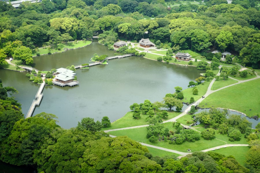 客室のなかには、都心に広がる雅な空間・浜離宮恩賜庭園をバルコニーから望むタイプもあります。