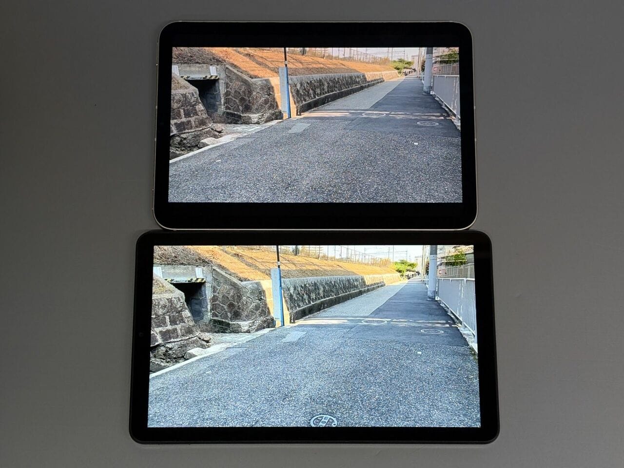 ただし、動画のようにもともとワイドサイズのコンテンツを表示する場合は、iPad mini(上)よりも黒帯が狭くなるため高い没入感が得られます。これら特徴はレノボ製品にも共通しています