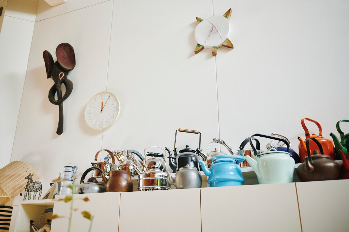 趣味で集めているというやかんのコレクション。（エッセイ『92歳、好き放題で幸せづくし』より）