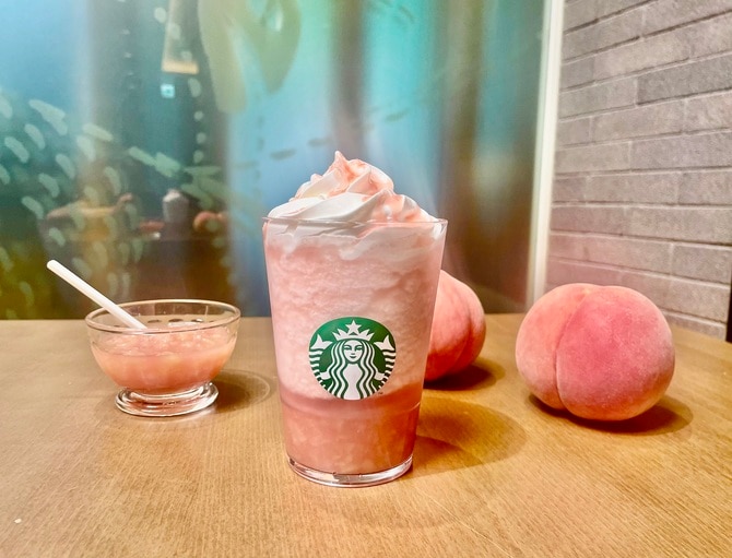 プレス向け試飲会で新作ビバレッジ3種類をひと足早く体験しました。こちらは「ヘブンリー ピーチ フラペチーノ®」。