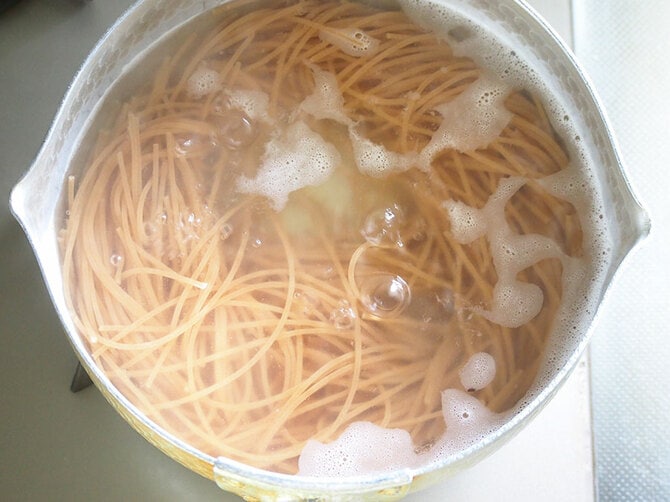 別鍋で湯を沸かし、全粒粉のパスタを茹でる。