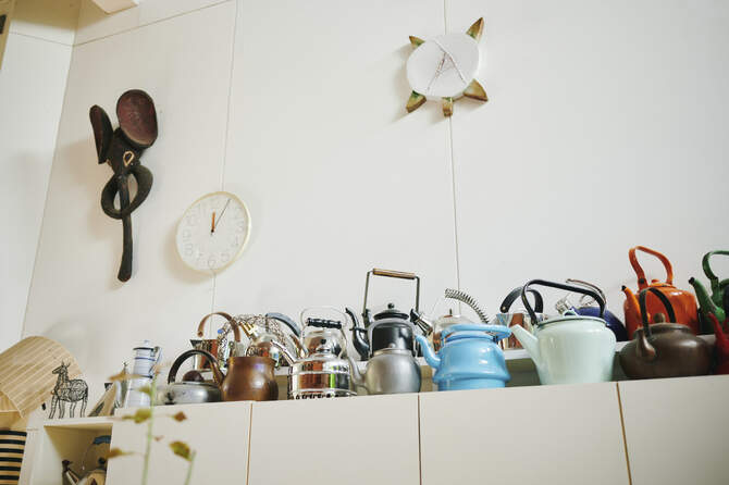 趣味で集めているというやかんのコレクション。（エッセイ『92歳、好き放題で幸せづくし』より）