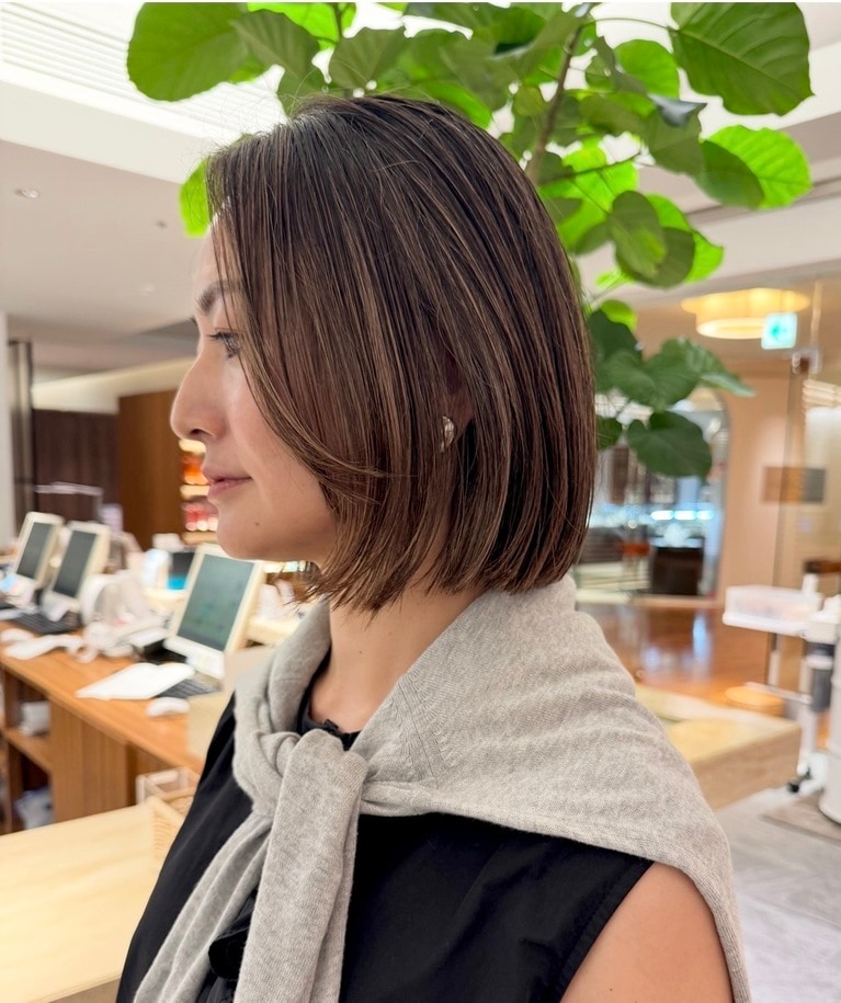 白髪ぼかしハイライト施術例。白髪を目立たなくしながら、ボブヘアに軽やかな動きをプラス。