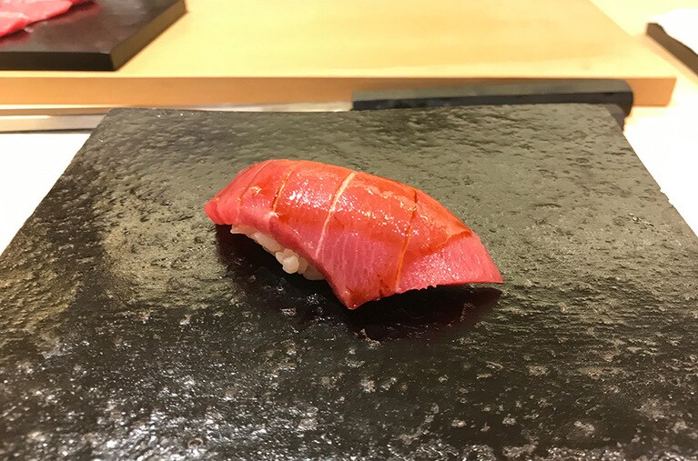 トロの漬け。宝石のような鮮やかな色だ。