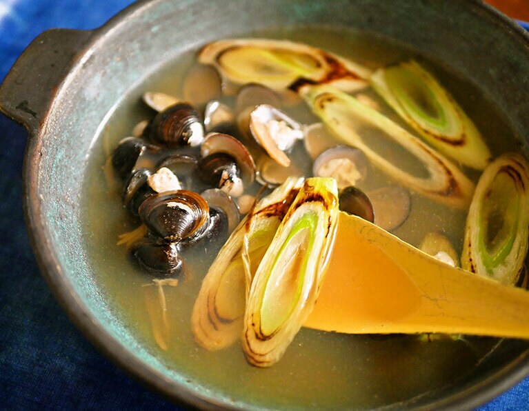 水と酒、シジミを加える。沸いてきてシジミが全部開いたら、ポン酢と醤油を加える。2～3分ほどアクを取りつつ煮て味見をし、塩気が足りなければ塩少々で味をととのえる。