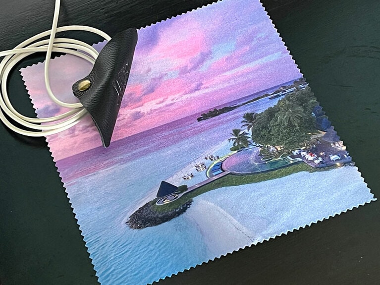 ハウスキーピングが入ると、携帯の充電コードをロゴ入りのケーブルホルダーで束ねてくれたり、メガネの横にはリゾートの写真プリント入りのメガネ拭きが置かれていたり。「フォーシーズンズリゾート」ならではの細やかなサービスだ。