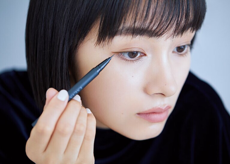 ベロアのトップス 28,600円／フィーニー(ノーヴェンバー)