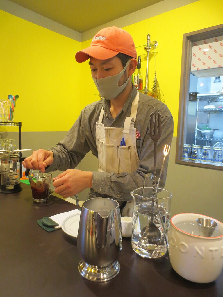 バリスタでもある西田研さん。「コーヒーはエビアンさん、紅茶はムジカさん。どちらも芦屋にあるお店です」とにっこり。