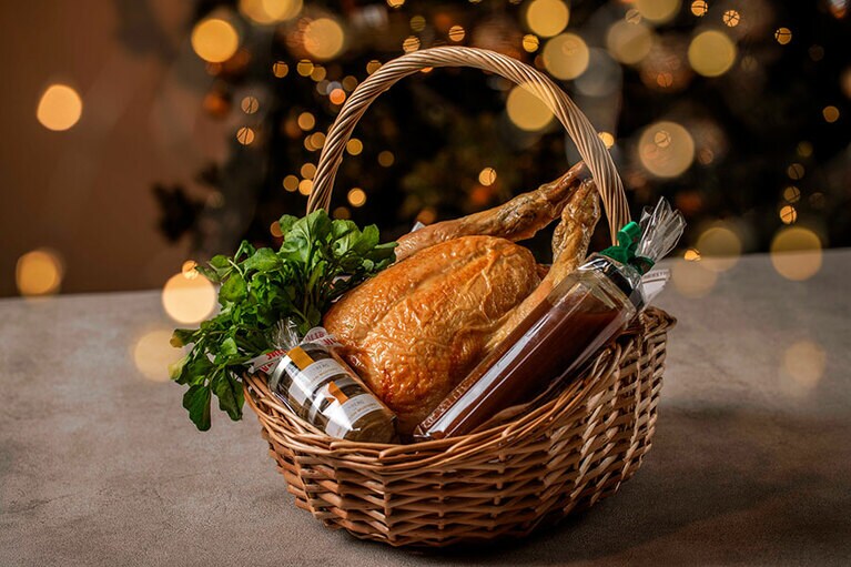 「ローストチキン&グレイビー、2 種のマスタード」15,000円。