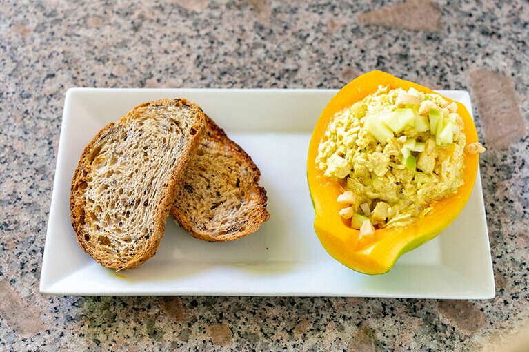 ランチメニュー（11時～）のカレーチキンサラダ in 1/2 パパイヤ 13.5ドル。