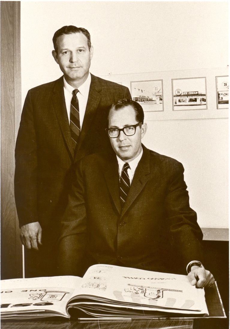 創業者バートン・バスキン氏（左）とアーヴィン・ロビンス氏。