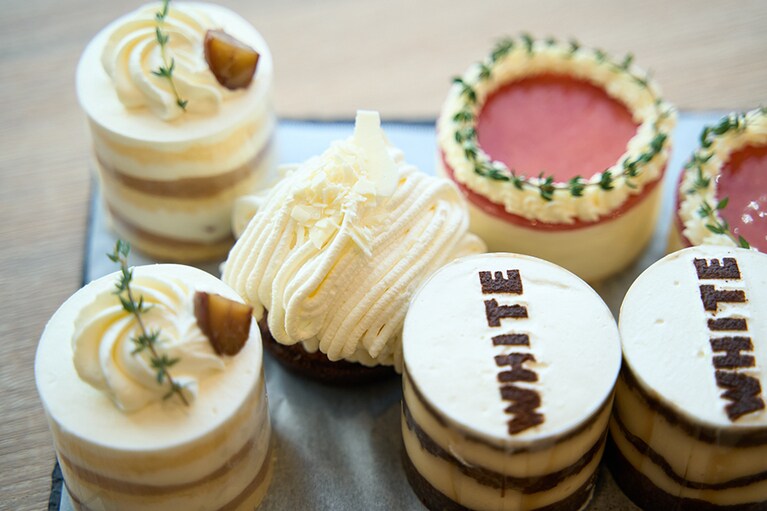 中央が一番人気の「ホワイト生チョコモンブラン」(880円)。中には大福の皮で包んだ大きい生チョコが入っています。ほろ苦いビターココアのタルトがアクセントに。