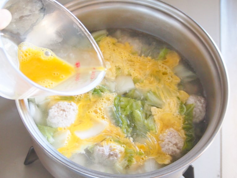 春雨が柔らかくなってきたら、溶き卵を回し入れる。