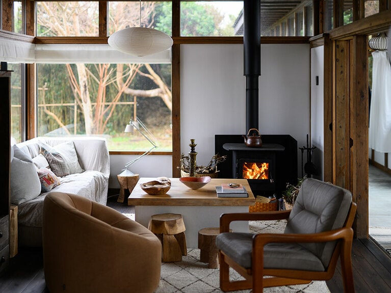 平屋の日本家屋と暖炉は絶妙なマッチング。