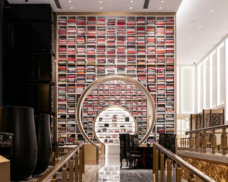 洗練された空間演出が素晴らしい「ザ カール・ラガーフェルド」の館内。