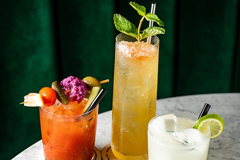 パープルに染めたカリフラワーが斬新なブラッディマリーなど、カクテルもクリエイティブ。