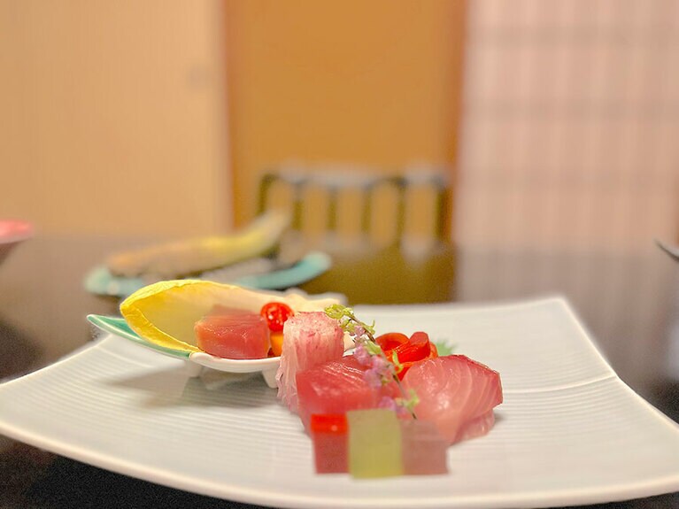 手前の寒天ゼリーのようなツマは、赤蒟蒻と、とさかのり。刺身の合間に口直しで。