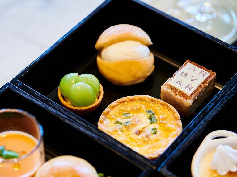 右から時計回り、ココナッツとパッションフルーツのカプレーゼ、さやいんげんとベーコンのキッシュ、季節のフルーツタルト、マリトッツォ コン パンナ。