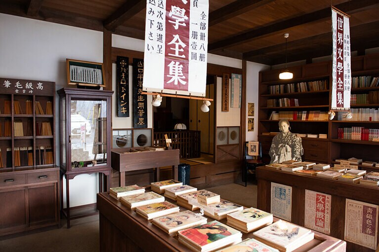 「金子文英堂」の1階は手前が店舗、帳場の奥の住居部分も再現されている。