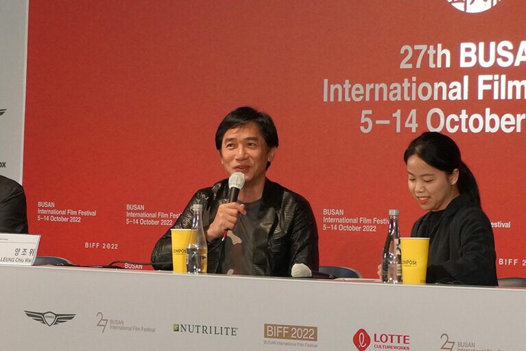 記者会見中のトニー・レオン。撮影：Ayako Ishizu