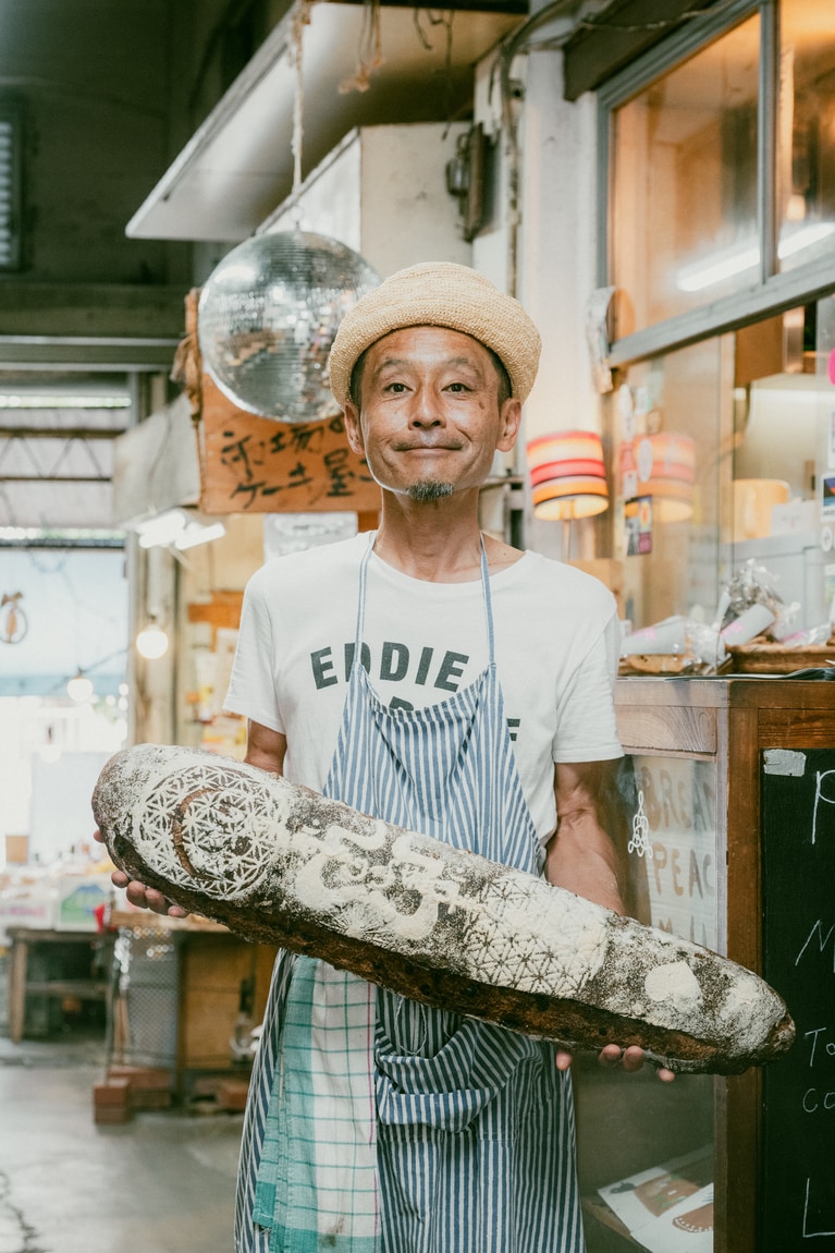 小麦粉で模様を描いたパンはアート作品のよう。