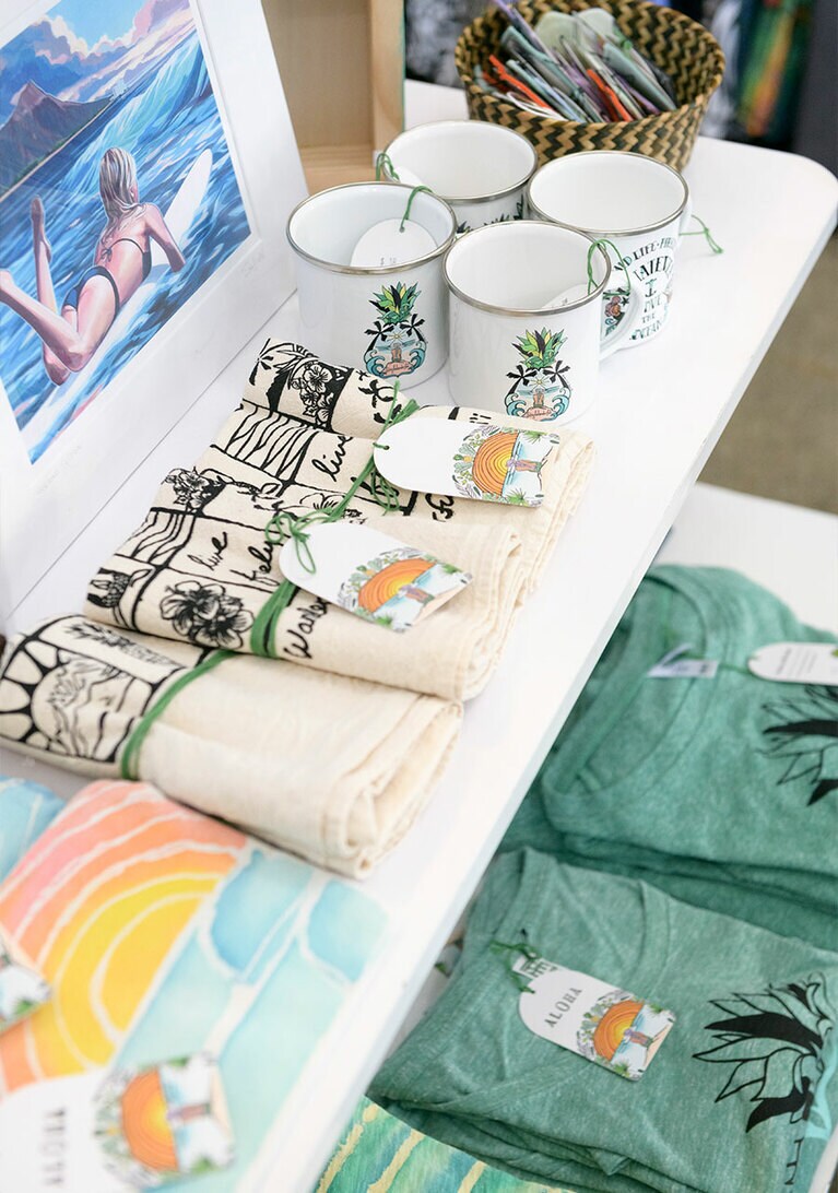 ハワイモチーフの雑貨やTシャツも。