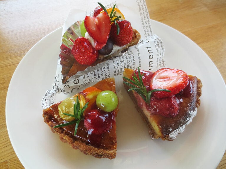 上から時計回りで「洋梨のフルーツドルチェ」900円、「いちごのチーズタルト」680円、「ミックスフルーツチーズタルト」680円。