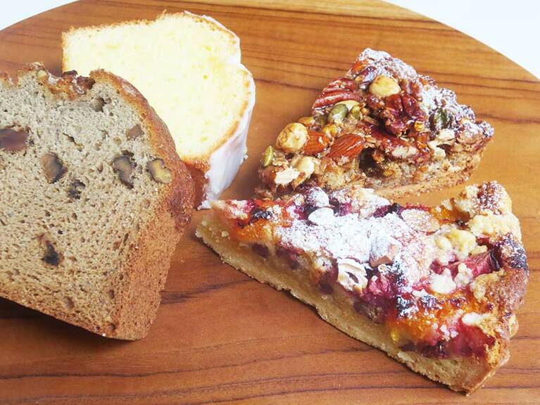 左から「バナナブレッド」360円、「レモンケーキ」360円、「はちみつナッツのタルト」450円、「伊予柑といちごのタルト」450円。