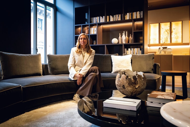 マーケティング＆コミュニケーション部門を率いる、ジュリア・モルテーニ氏。オーナーファミリーの3代目。彼女が座っているソファはヴィンセント・ヴァン・ドゥイセンによる「Augusto」。