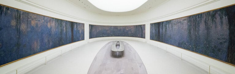 8つの作品は複数のパネルから成り、高さは全て1.97m。全長およそ100m、総面積は200㎡に及ぶ。配置は建物の方位と呼応して、東側には日の出、西側には夕暮れの色彩となっている。