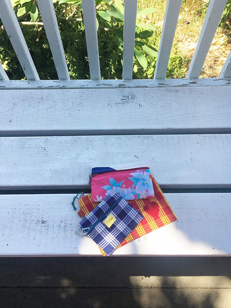 ミックスポーチ左から、赤×黄色のパラカ(20ドル)、青色パラカ(15ドル)、ハイビスカス(15ドル)。