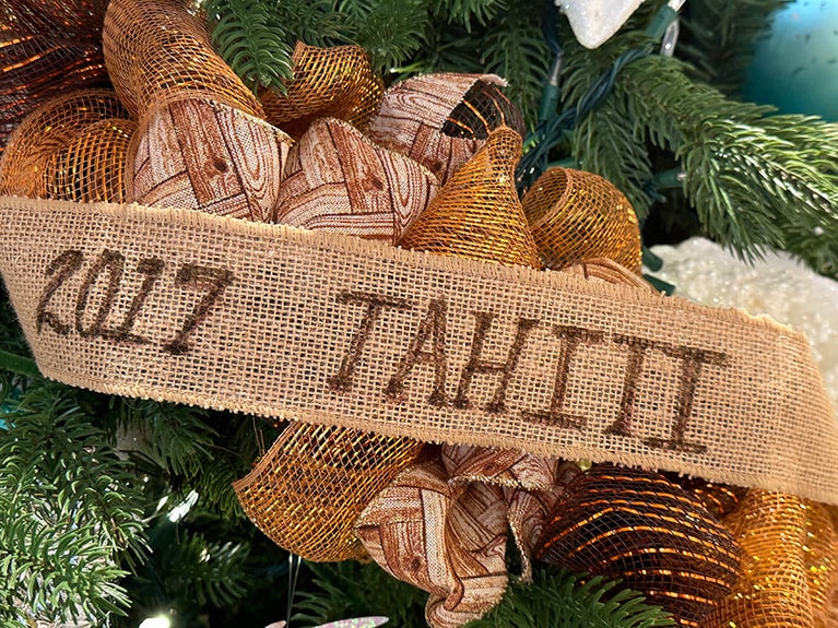 アウトリガー・リーフのクリスマスツリーはホクレア号がテーマ。