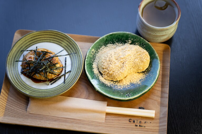 粟餅1つ（お茶付き）330円。※テイクアウトは不可