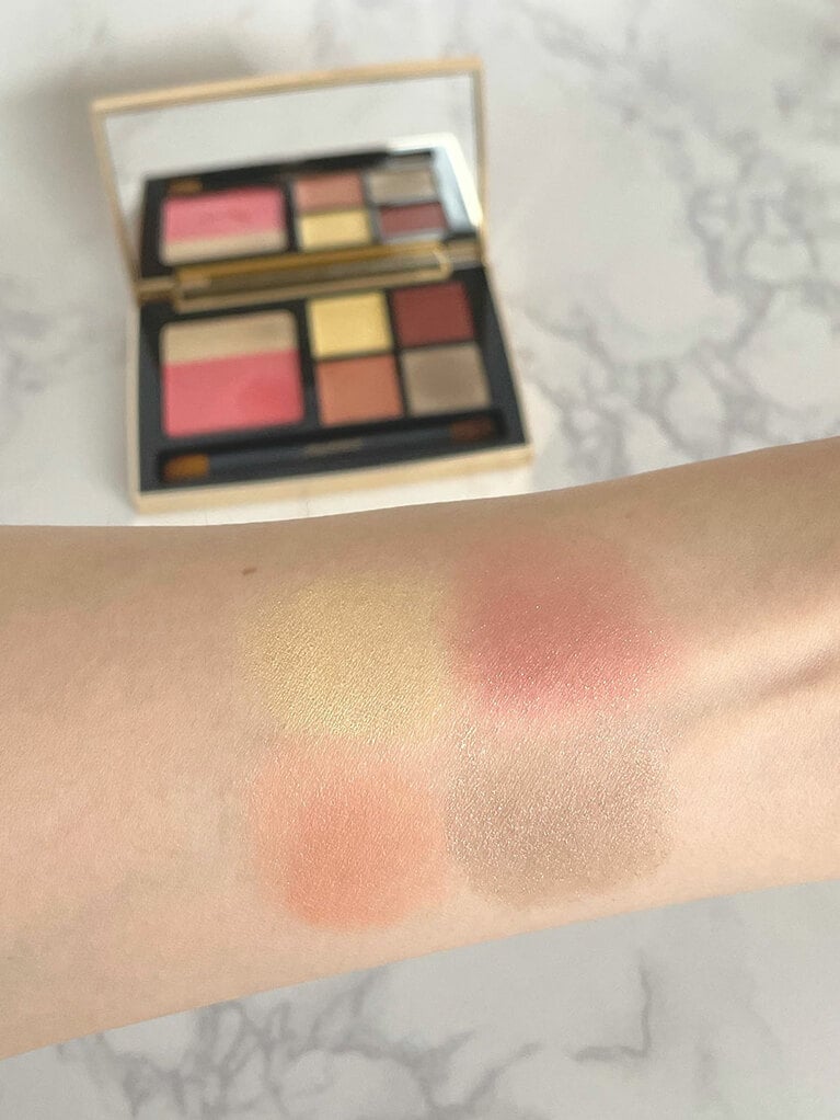 【スウォッチ】アイカラー4色。左2つがベースカラーで右2つが湿式アイシャドウ。