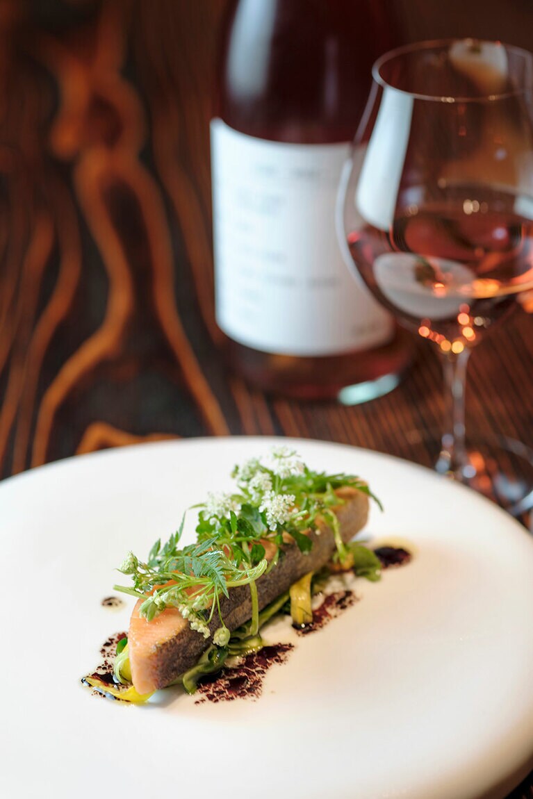 “氷見産海マスのコンフィ”。ズッキーニやディルを添え、ソースはキャラメリゼしたビーツ。合わせるのは「セイズファーム」のロゼ。料理はすべて8品前後とアミューズ、デザートのコース 19,800円から。ペアリングはワイン6種、満寿泉2種の計8種 7,500円～。　
