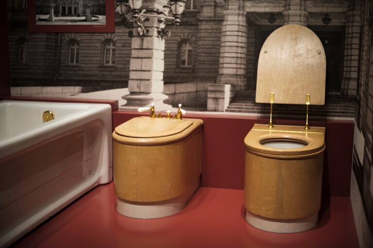 東洋陶器株式会社として創立した当時に輸出していた食器類や、迎賓館赤坂離宮といった有名建築に備え付けられていた水まわりなど、TOTOの歴史がたどれる展示室。