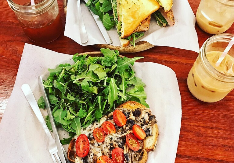 アイスラテとマッシュルームのトースト。ヘルシー＆美味しいメニューでお気に入り。野菜もたっぷりと添えられています。アヒ(マグロ)をグリルしたサンドイッチも美味。