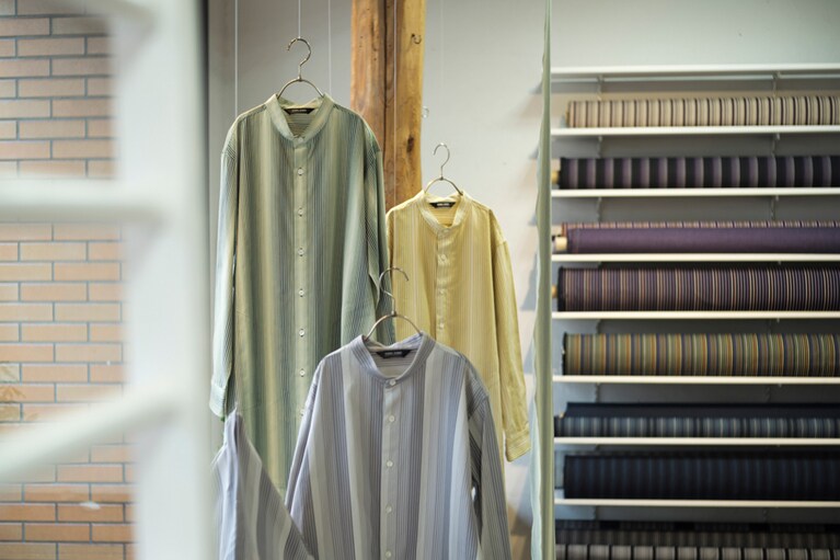 伝統の小倉織を現代によみがえらせた「小倉 縞縞」。バッグや小物のほか、ブラウスやワンピースなどアパレルも揃う。