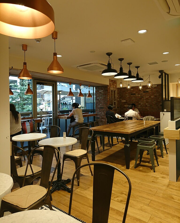 2階のカフェスペースがなごむ～。