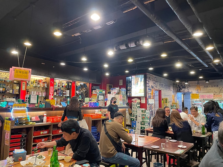 バーカウンターがある店舗はめずらしい。各種アレンジドリンクも提供しています。