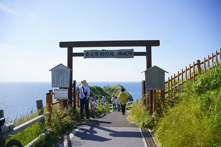 伝承の名残を感じる門。悲恋の娘の名を冠した「チャレンカの小道」にはエゾキスゲやハマナスが花を咲かせる。