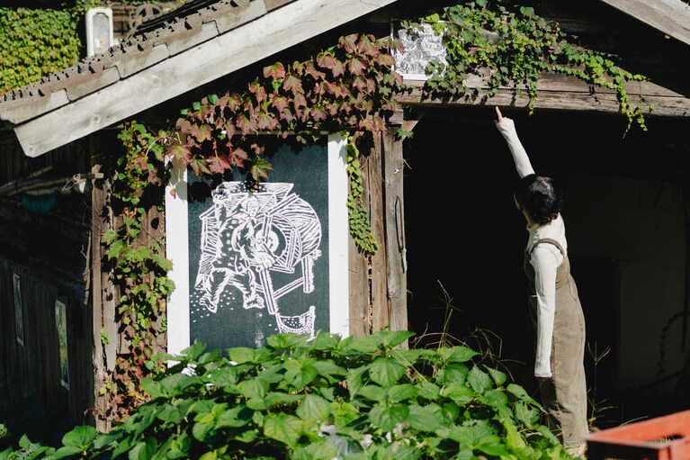 美容室や納屋の外壁にも作品が。