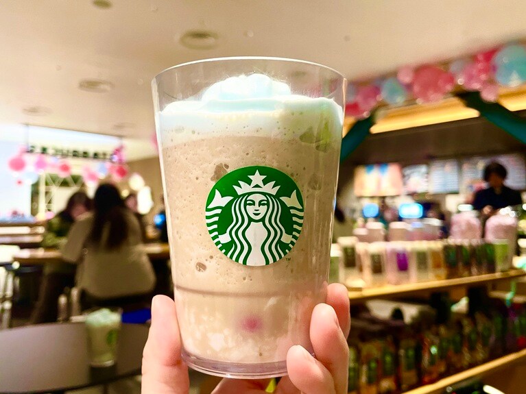 「春空 ミルクコーヒー フラペチーノ®」は、人気の期間限定メニュー「スイート ミルク コーヒー」のフラペチーノ®版。