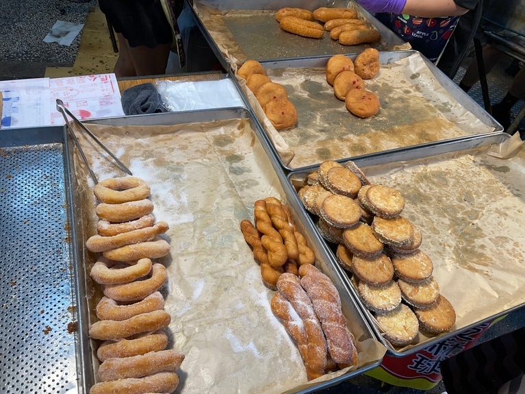 非常に回転が早いので、行列ができていても怯まずに並びましょう。そして、気になる商品は指差しで注文を！