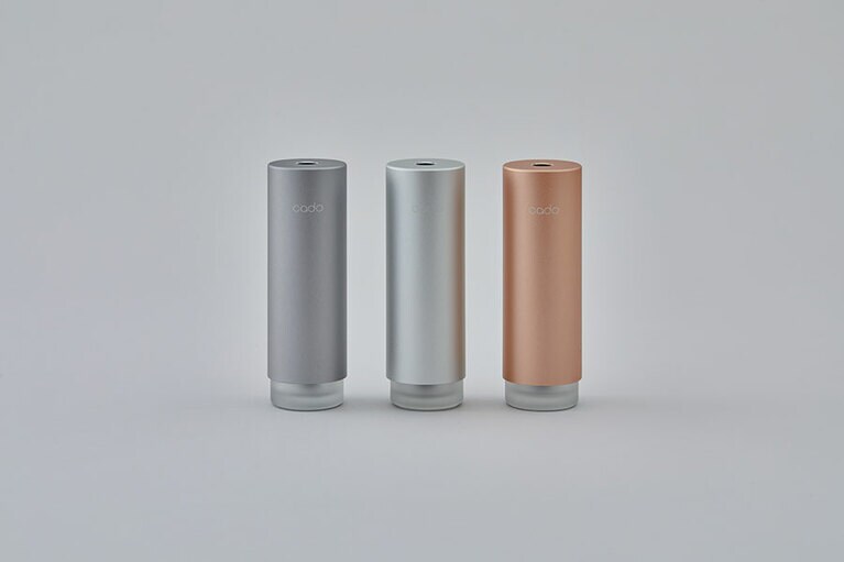 カラーはホワイト、ブルー、サンドストーン、ブラックの4色。