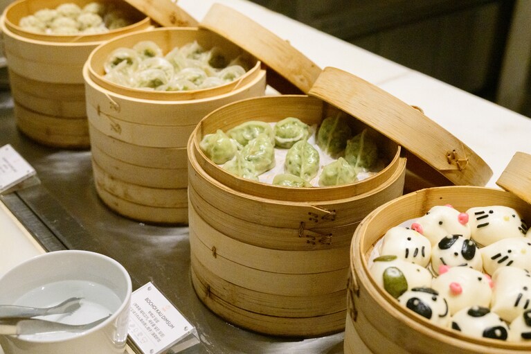 蒸籠に並ぶ本格的な点心たち。中にはキュートすぎるパンダの姿も♡