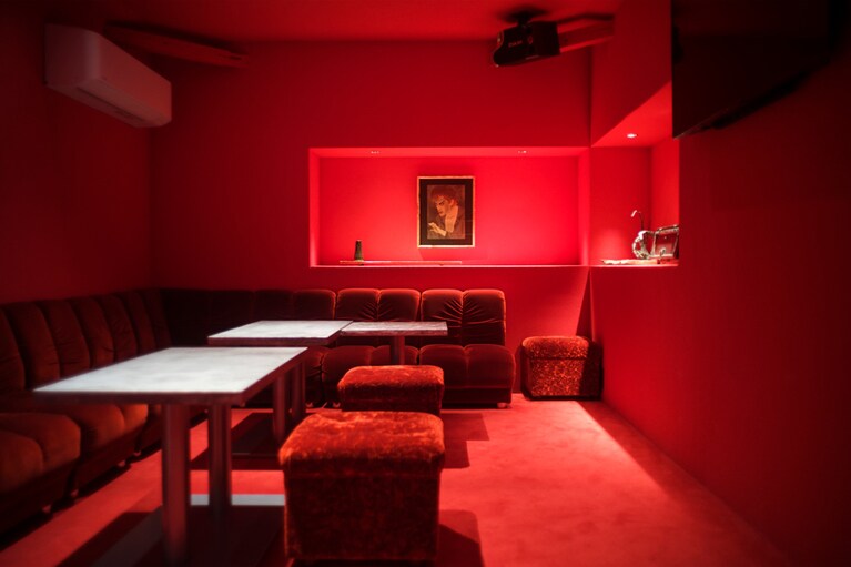 どこまでも赤い空間に骨董が映える。混雑時はもう一室の「青い部屋」も。