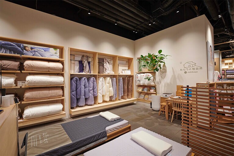 2020年秋に移転オープンしたコレド日本橋内の日本橋西川。館内には、「ねむりの相談所」のほか、ベッドに寝た時の圧を試したり、枕を相談するコーナーも。資料提供：西川